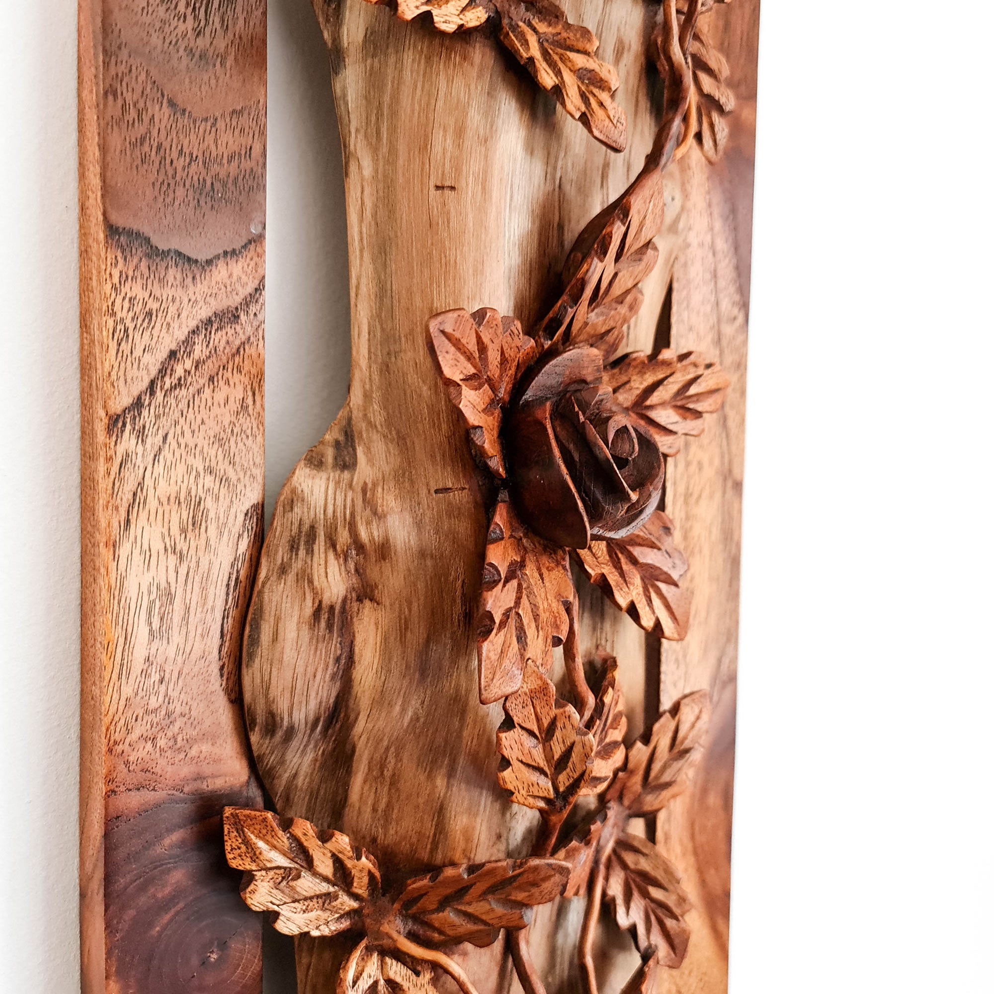 This is a stunning Carved Wooden Wall Art handmade with some eye catching results. This drift wood flowers are patiently hand carved and will undoubtedly look stunning in any décor. Driftwood Roses Gift