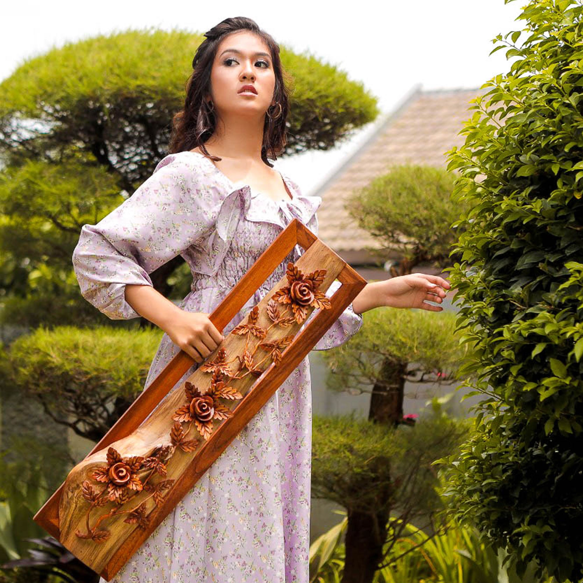 This is a stunning Carved Wooden Wall Art handmade with some eye catching results. This drift wood flowers are patiently hand carved and will undoubtedly look stunning in any décor. A perfect Love gift of Roses carved out of wood.