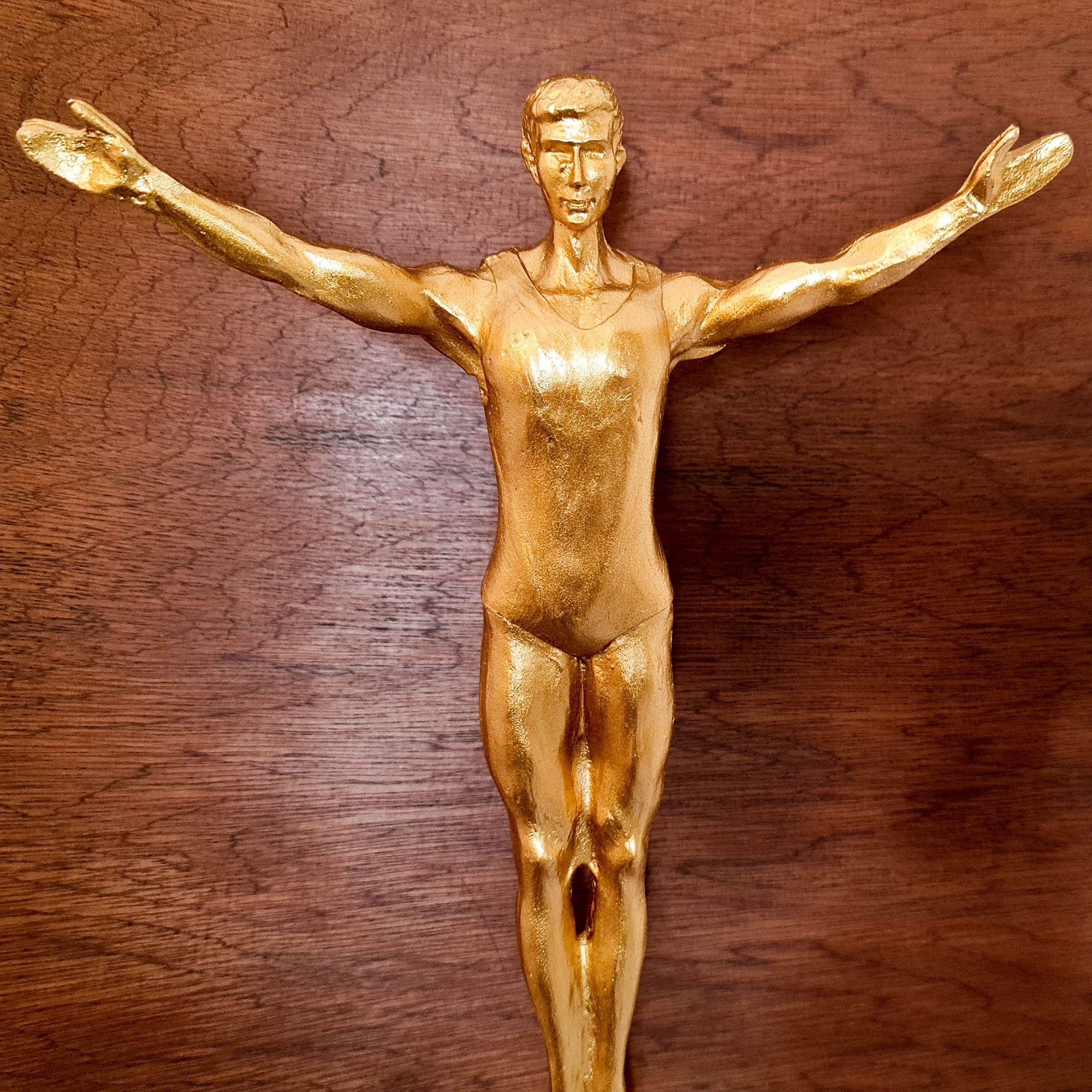 Décoration de maison de mur intérieur d'homme sautant de sculpture en métal doré moderne