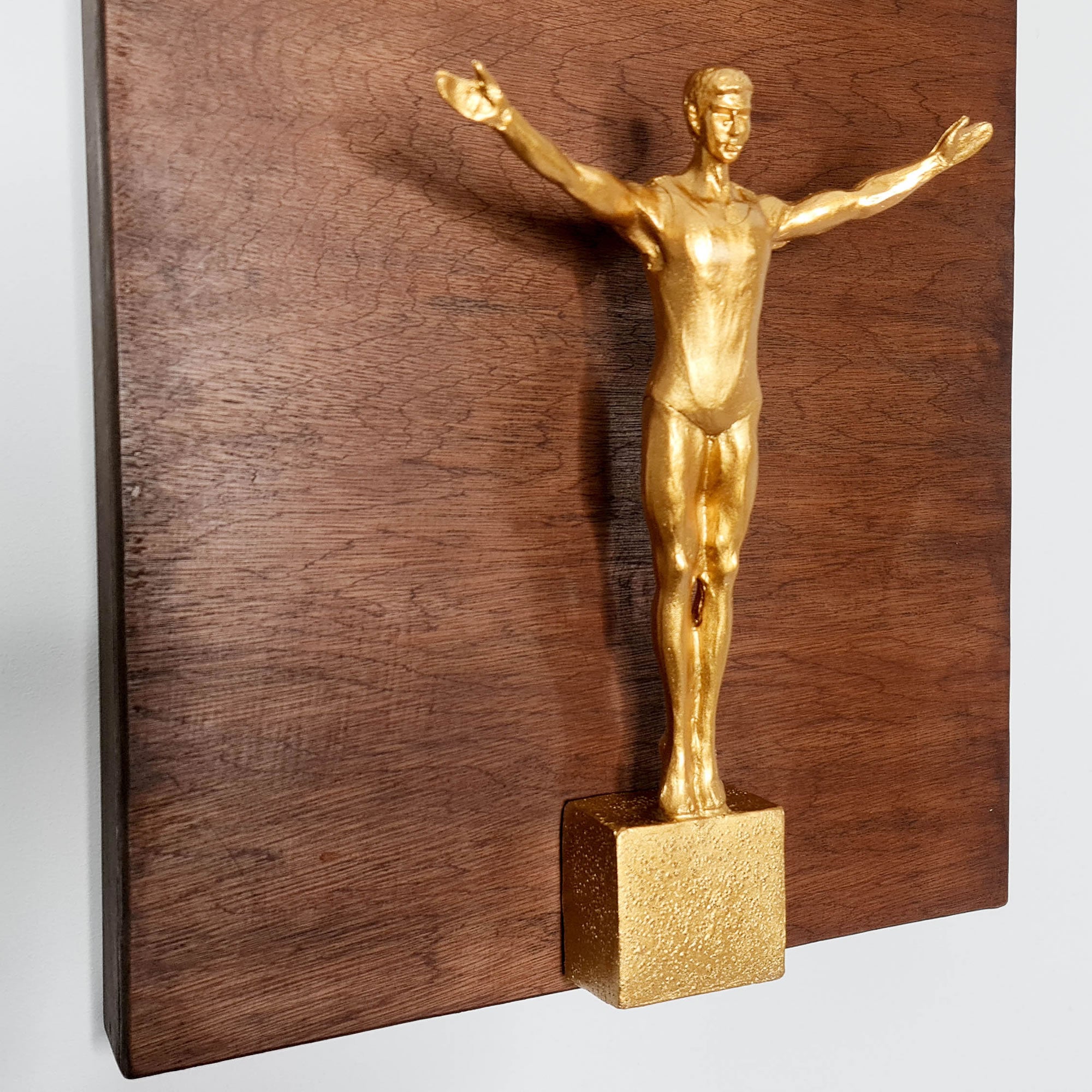 Décoration de maison de mur intérieur d'homme sautant de sculpture en métal doré moderne