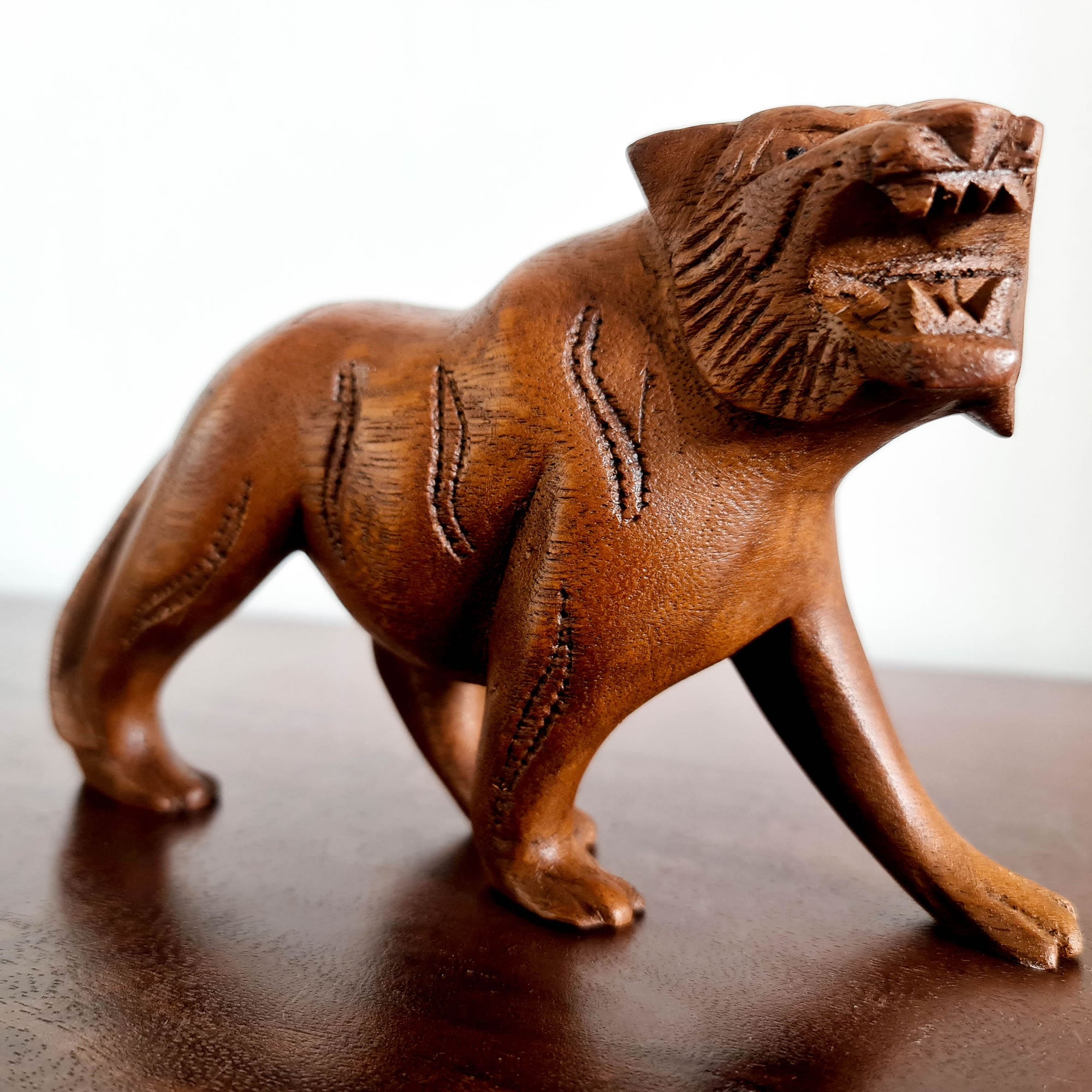 Lion Carved Wooden Decorative Art Sculpture
