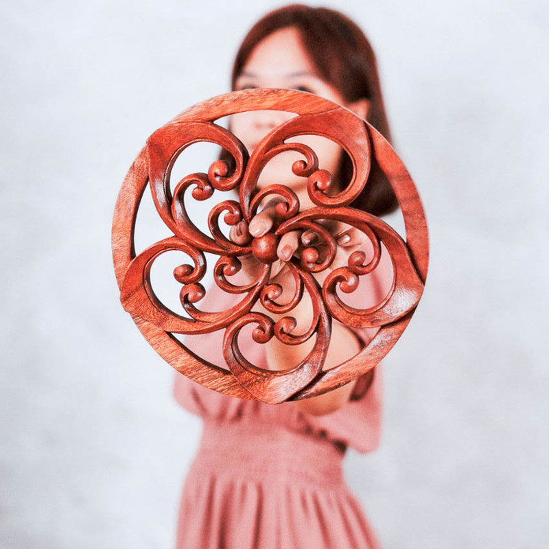 Panneau décoratif en bois sculpté de fleur en spirale