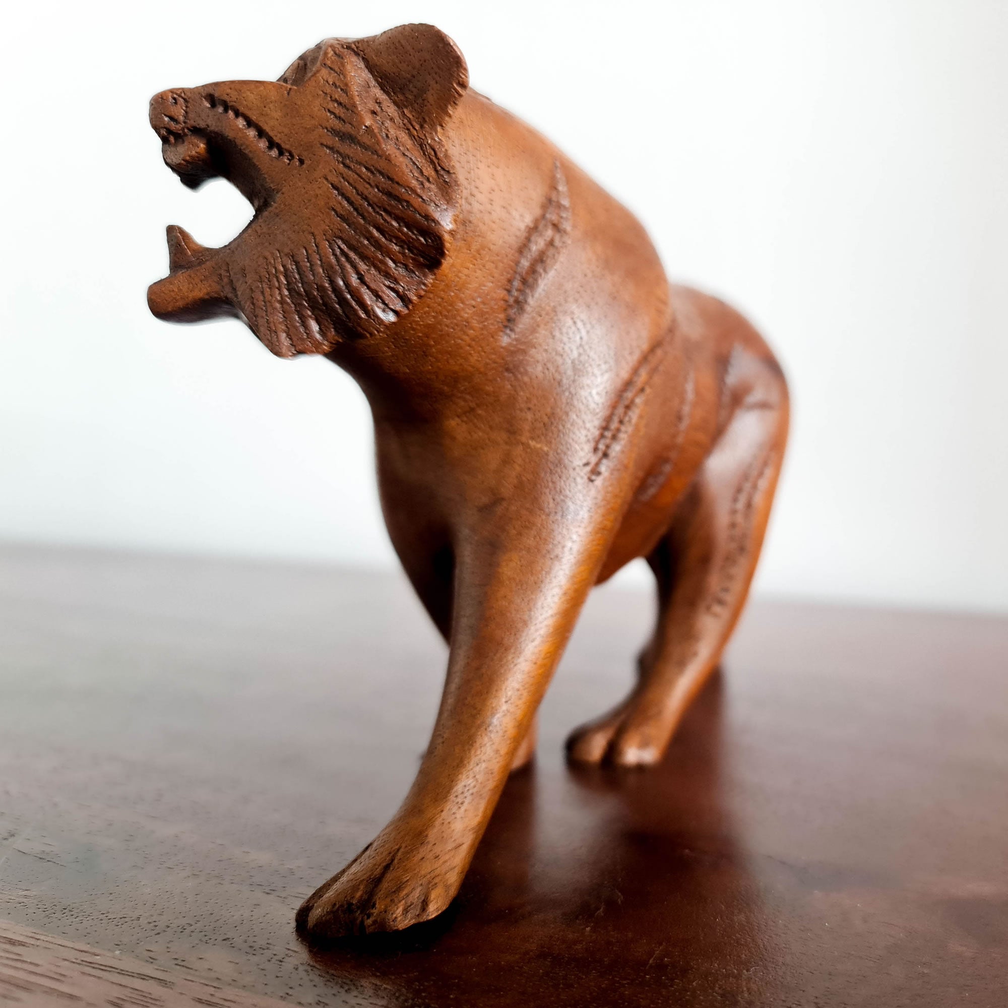 Lion Carved Wooden Decorative Art Sculpture