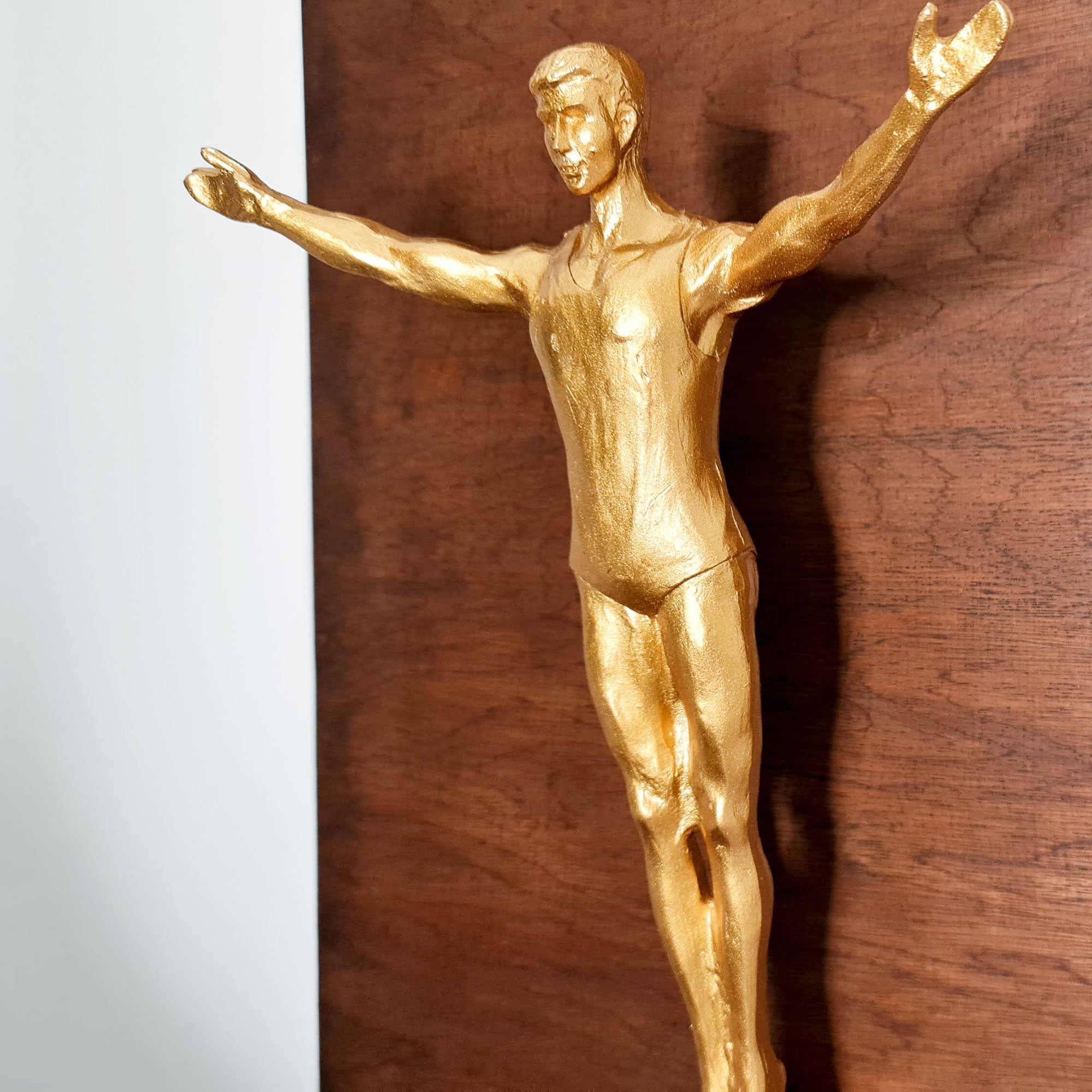 Décoration de maison de mur intérieur d'homme sautant de sculpture en métal doré moderne