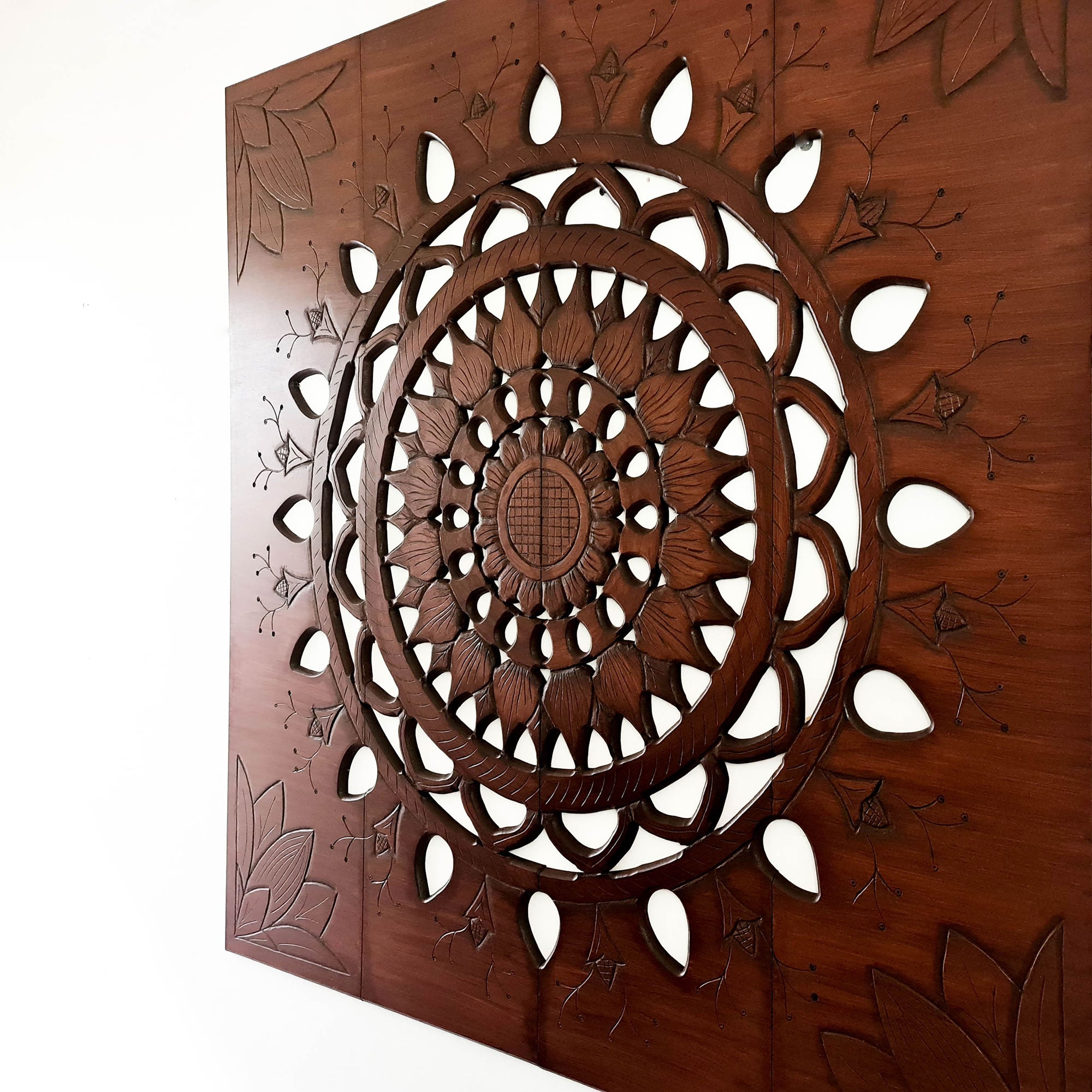 Panneau de tête de lit Mandala en bois sculpté fait à la main Suryadarshan