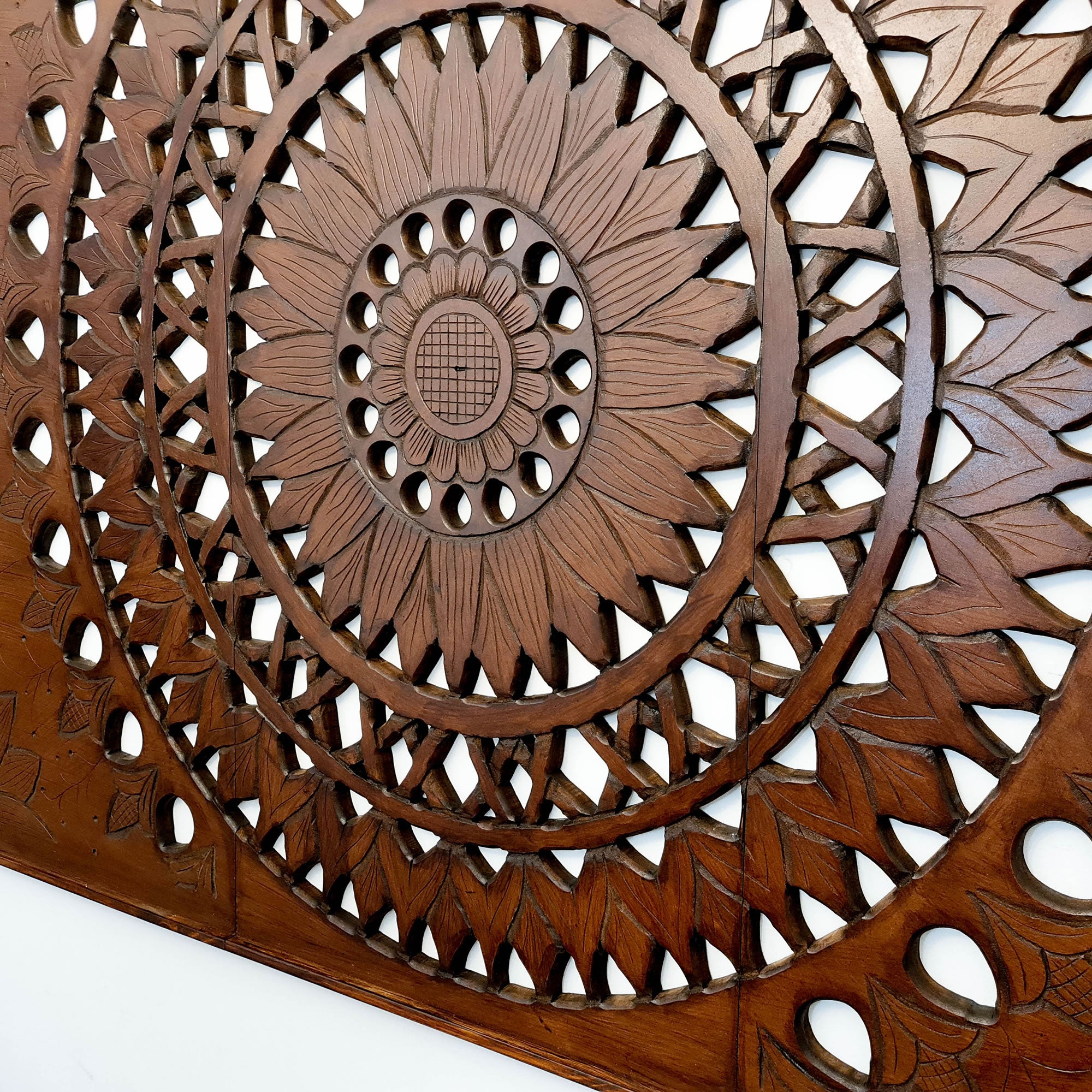 Panneau de tête de lit Mandala en bois sculpté fait à la main Suryadarshan