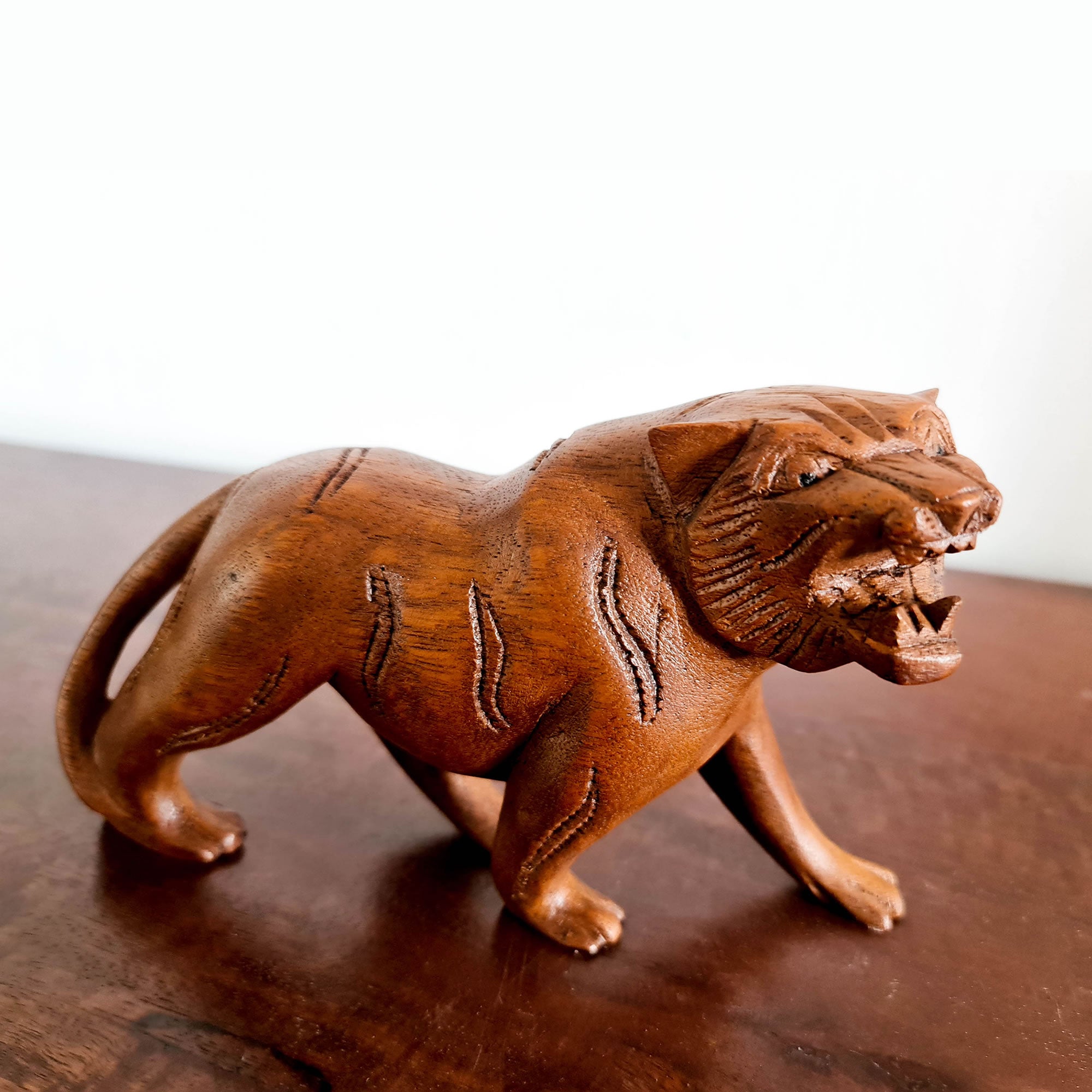 Lion Carved Wooden Decorative Art Sculpture