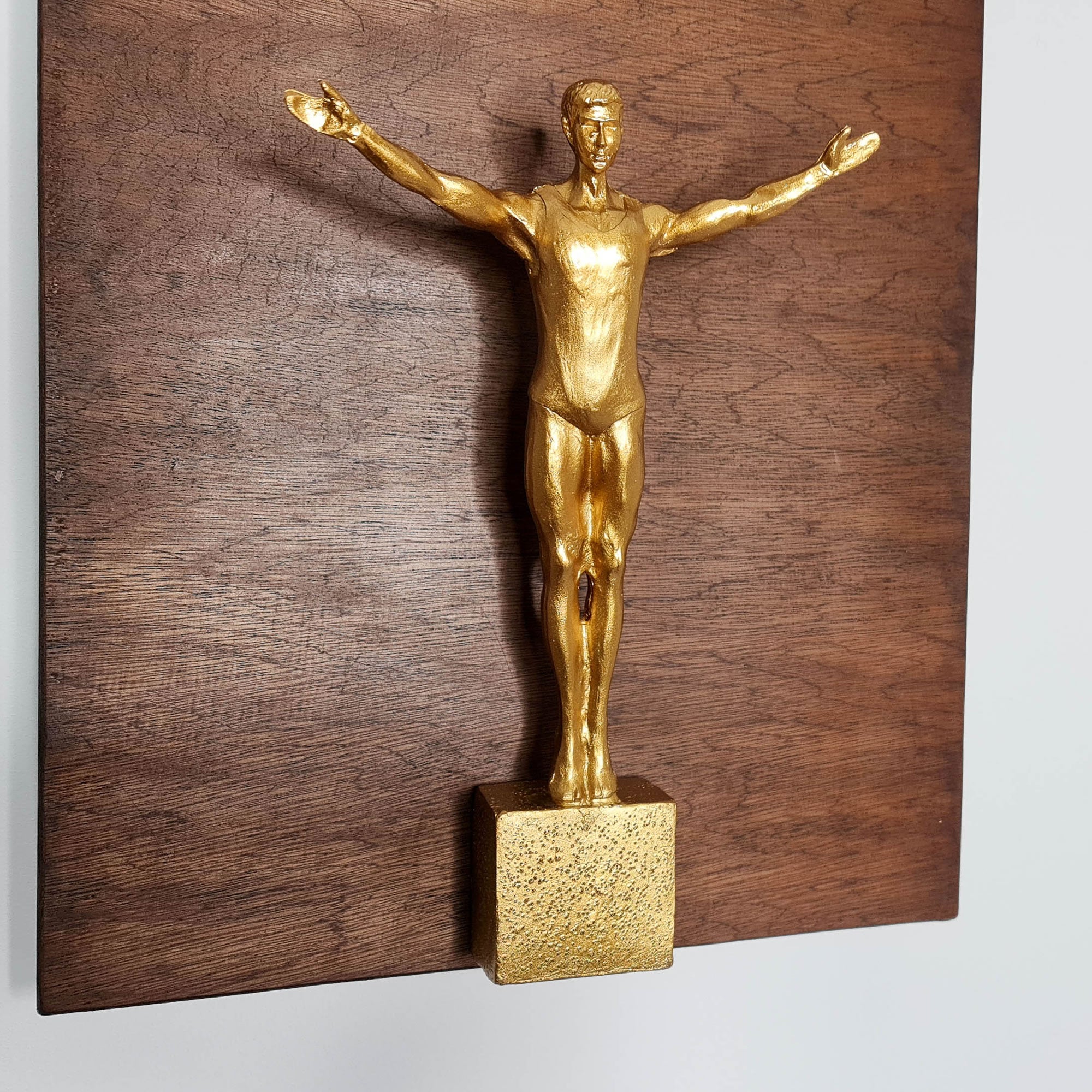 Décoration de maison de mur intérieur d'homme sautant de sculpture en métal doré moderne