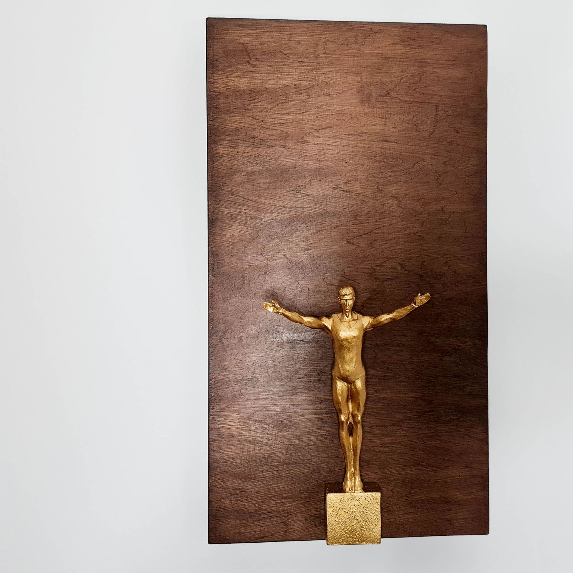 Décoration de maison de mur intérieur d'homme sautant de sculpture en métal doré moderne