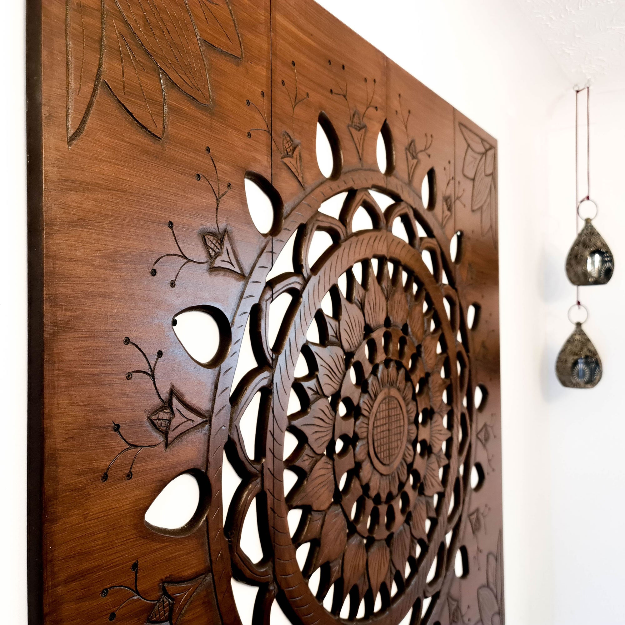 Panneau de tête de lit Mandala en bois sculpté fait à la main Suryadarshan