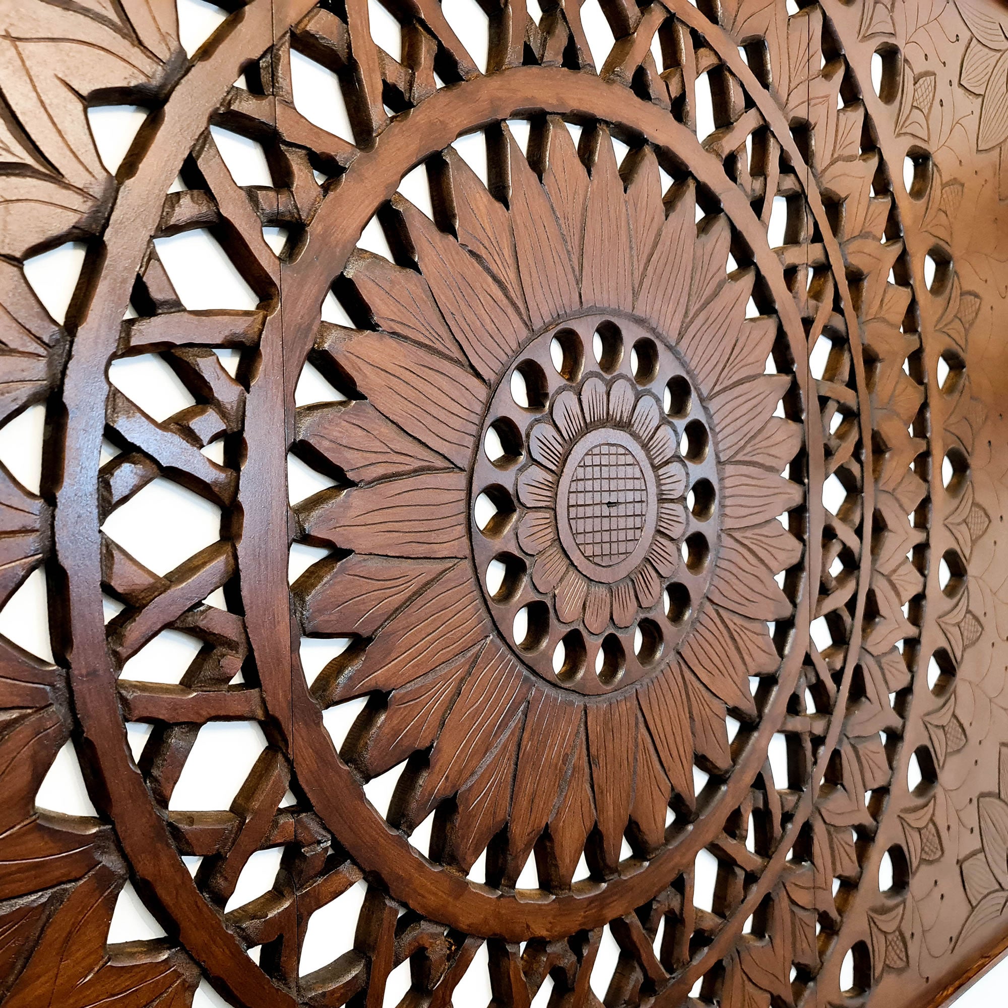Panneau de tête de lit Mandala en bois sculpté fait à la main Suryadarshan