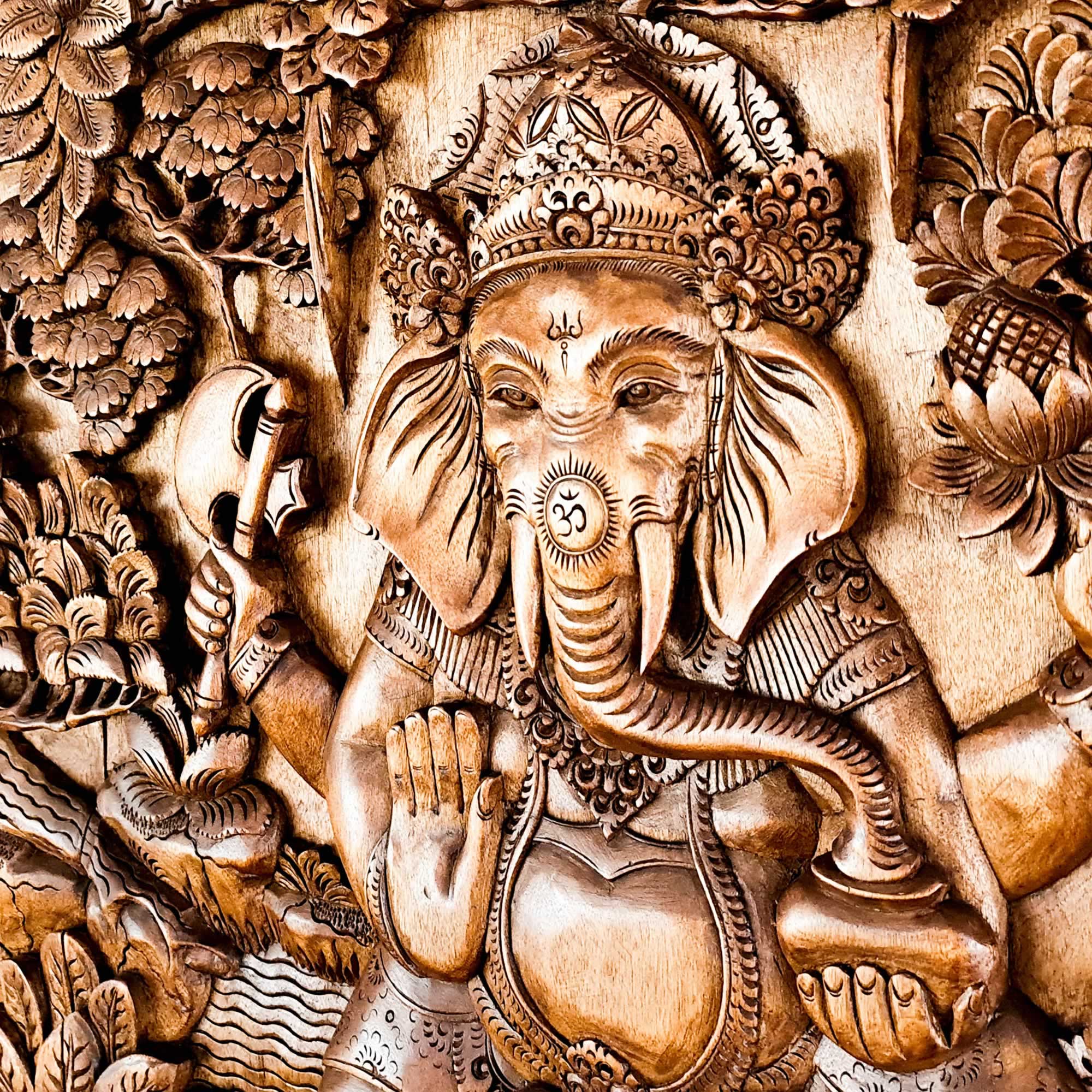 Sculpture murale décorative en bois de teck sculptée à la main d'éléphants de la jungle africaine